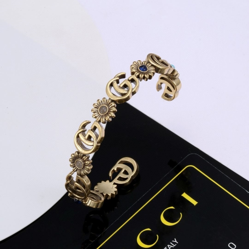G*u*i bracelets